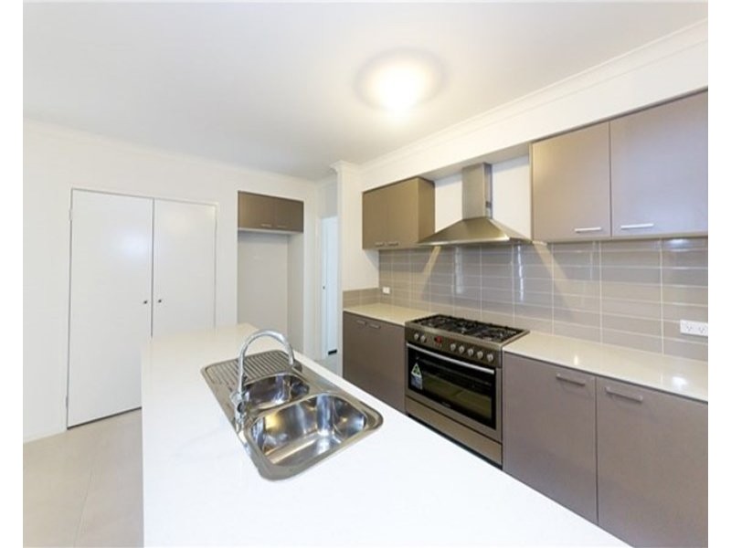 4 Holsteiner Terrace, Clyde North VIC 3978