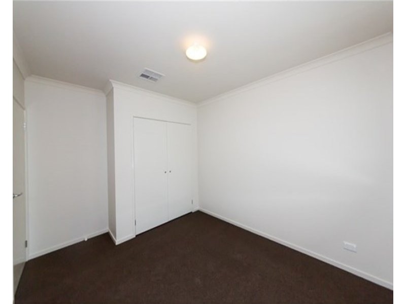 4 Holsteiner Terrace, Clyde North VIC 3978