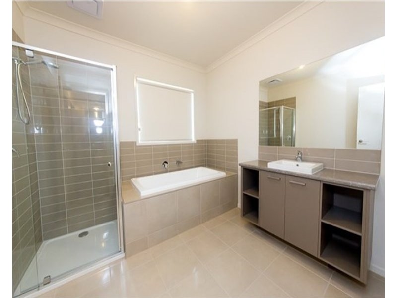 4 Holsteiner Terrace, Clyde North VIC 3978