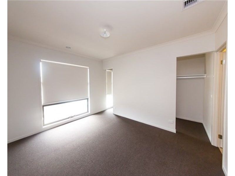 4 Holsteiner Terrace, Clyde North VIC 3978