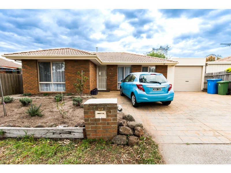 4 Crystal Gardens, Cranbourne West VIC 3977