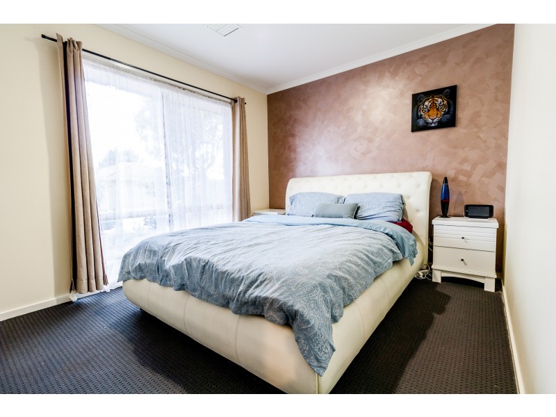 4 Crystal Gardens, Cranbourne West VIC 3977
