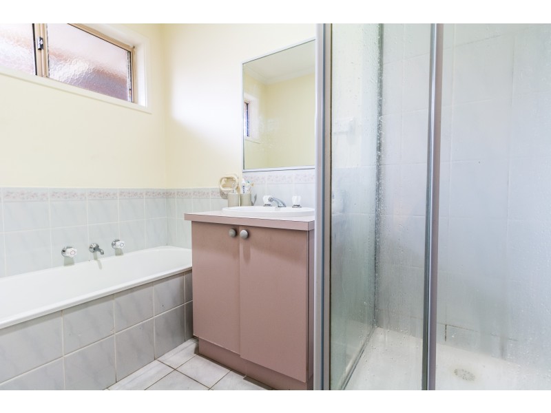 4 Crystal Gardens, Cranbourne West VIC 3977