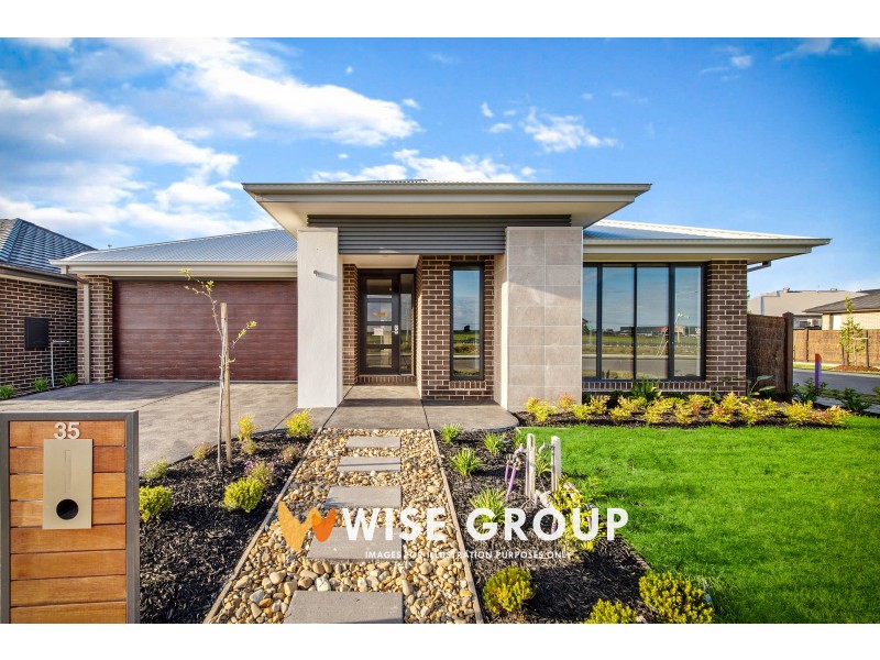 35 Winchcombe Way, Cranbourne North VIC 3977