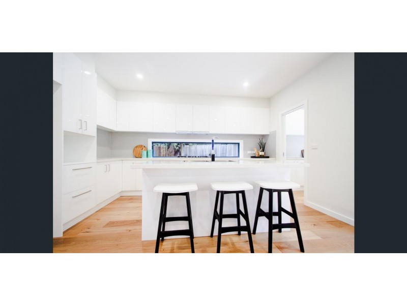 1/16 MANUKA ROAD, Berwick VIC 3806