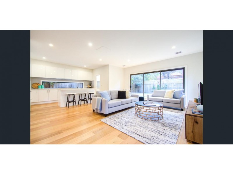 1/16 MANUKA ROAD, Berwick VIC 3806