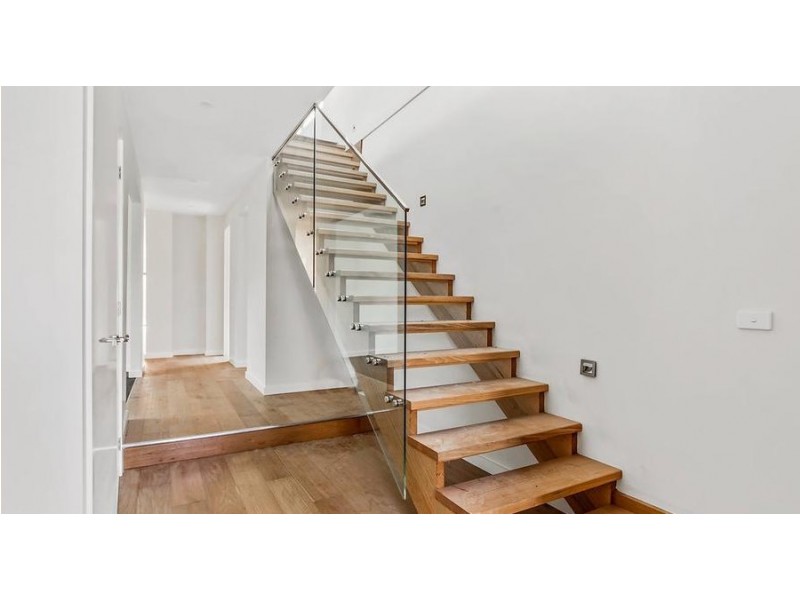 1/16 MANUKA ROAD, Berwick VIC 3806