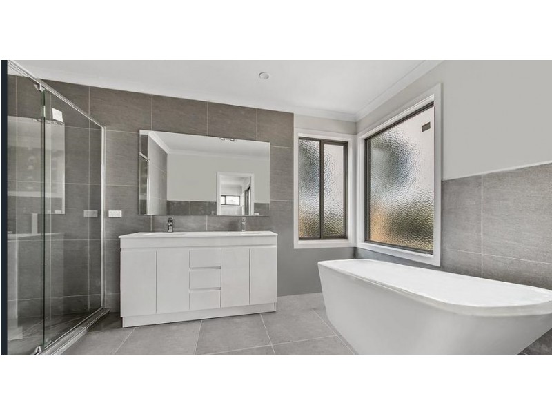 1/16 MANUKA ROAD, Berwick VIC 3806