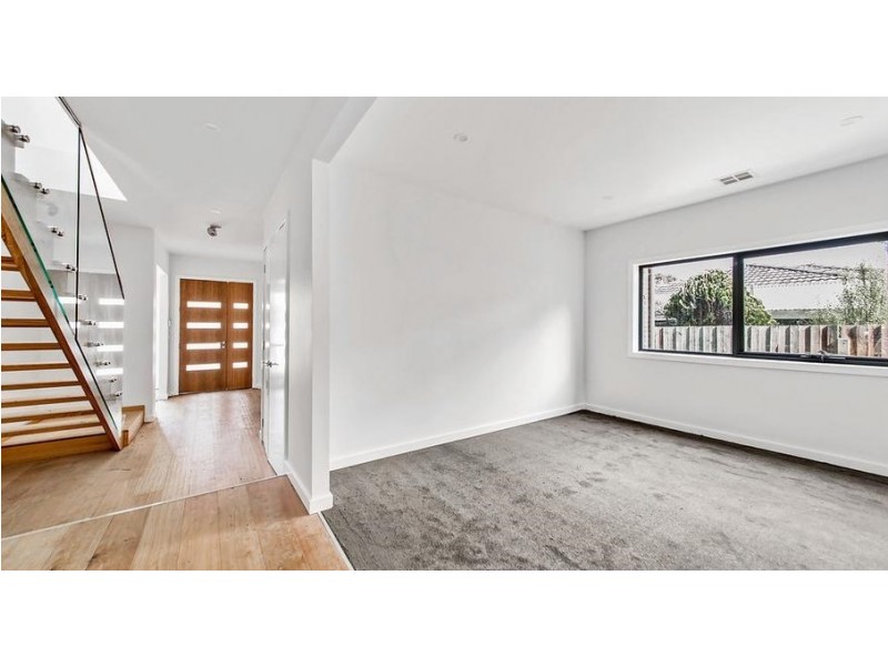 1/16 MANUKA ROAD, Berwick VIC 3806