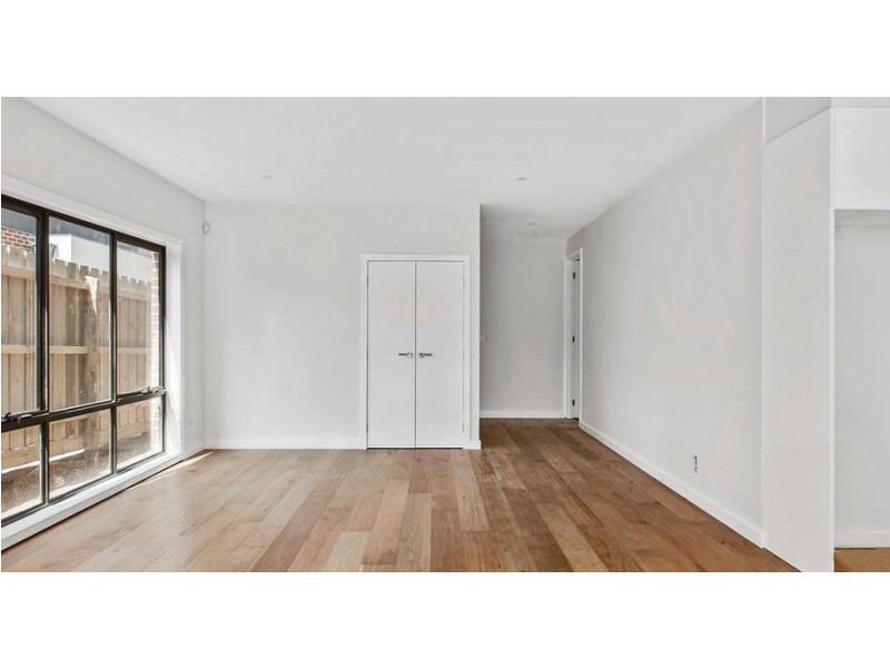 1/16 MANUKA ROAD, Berwick VIC 3806