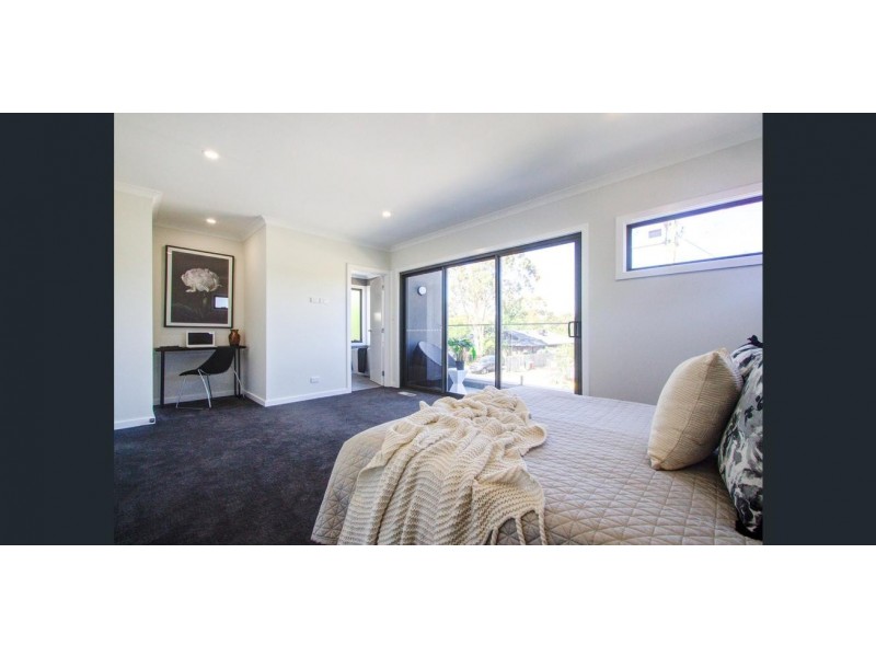 1/16 MANUKA ROAD, Berwick VIC 3806