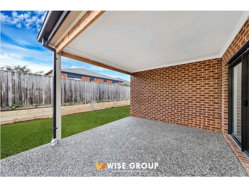 8 Strickland Street, Cranbourne West VIC 3977