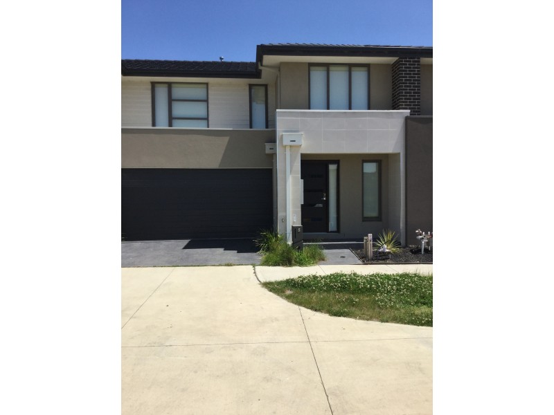 5 Birchmore Place, Clyde North VIC 3978