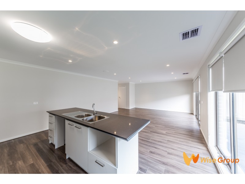 5 Birchmore Place, Clyde North VIC 3978