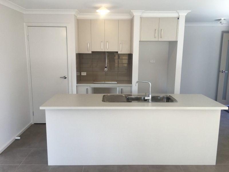 2/12 Detroit Crescent, Corio VIC 3214