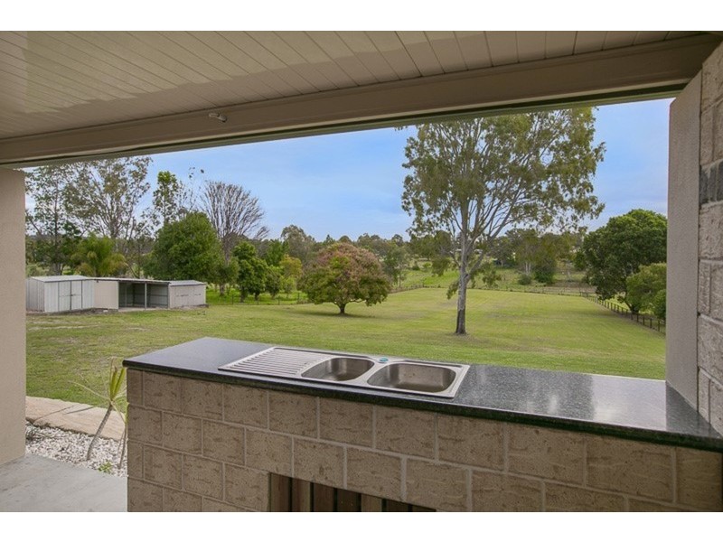 33-35 Islandview Street, Barellan Point QLD 4306