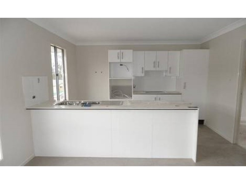 92 High Street, Blackstone QLD 4304