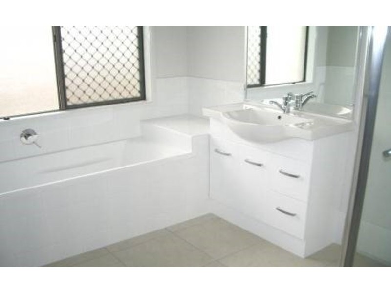 16 Iris Court, Yamanto QLD 4305