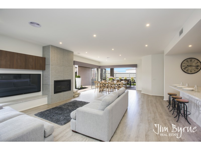 3 Flowerbloom Crescent, Clyde North VIC 3978