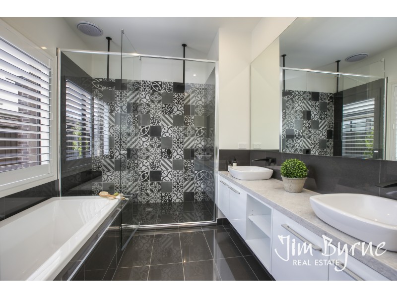 3 Flowerbloom Crescent, Clyde North VIC 3978