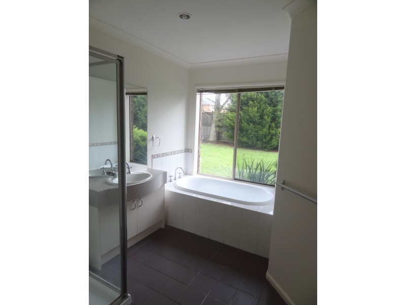 11 Baddeley Circuit, Cranbourne North VIC 3977