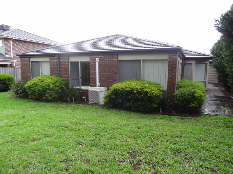 11 Baddeley Circuit, Cranbourne North VIC 3977