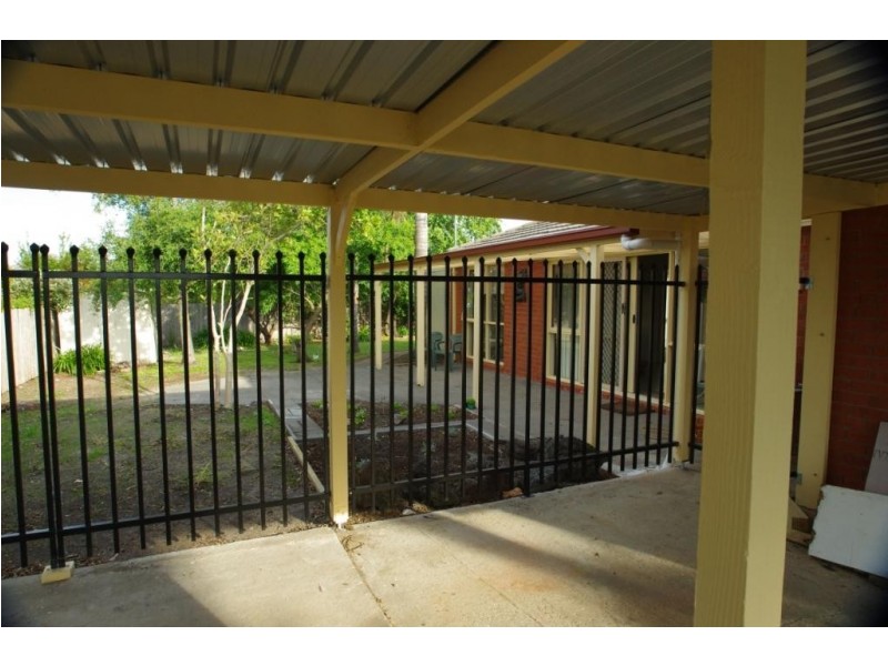 4 Dean Court, Cranbourne West VIC 3977