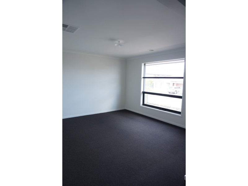 12 Lanthorn Crescent, Cranbourne East VIC 3977