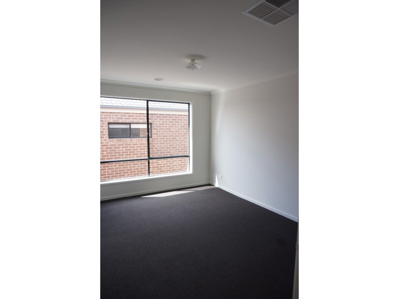 12 Lanthorn Crescent, Cranbourne East VIC 3977