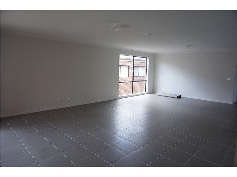 12 Lanthorn Crescent, Cranbourne East VIC 3977