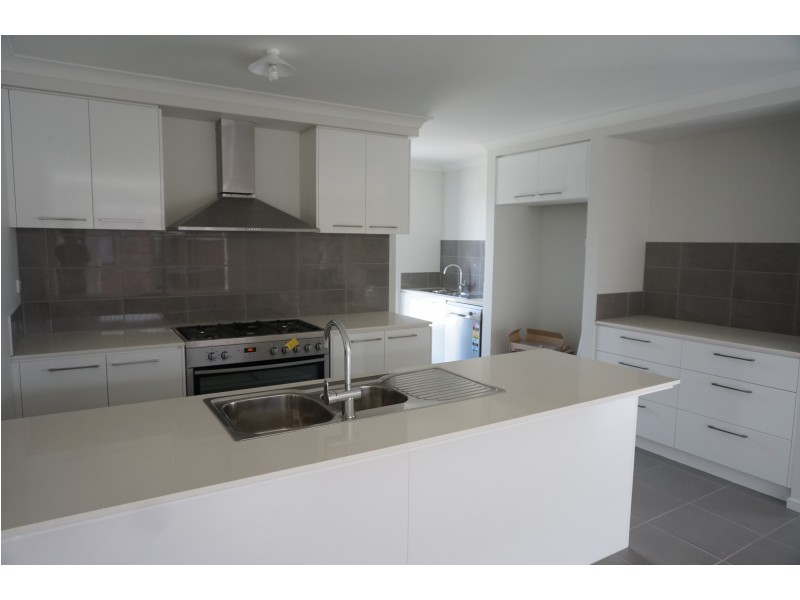 12 Lanthorn Crescent, Cranbourne East VIC 3977