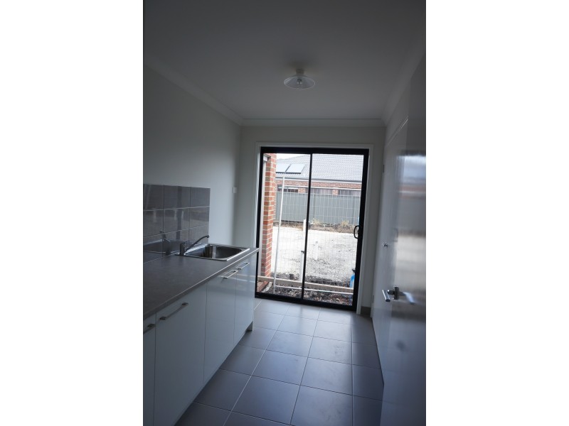 12 Lanthorn Crescent, Cranbourne East VIC 3977