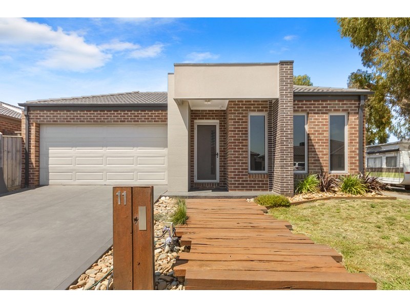11 Howe Way, Cranbourne East VIC 3977