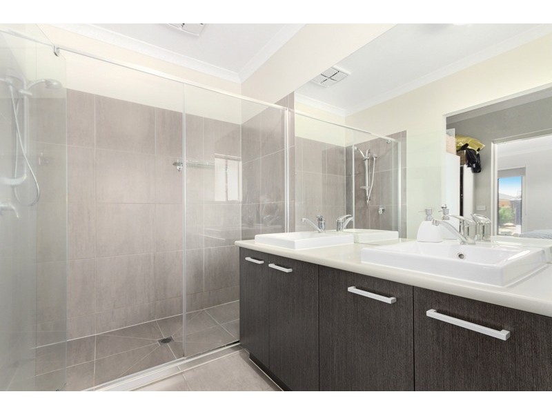 11 Howe Way, Cranbourne East VIC 3977