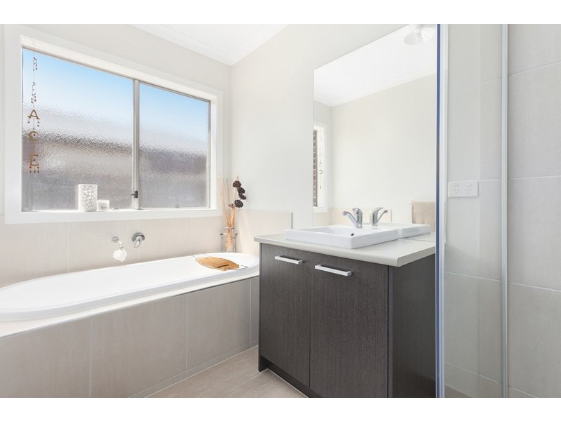 11 Howe Way, Cranbourne East VIC 3977