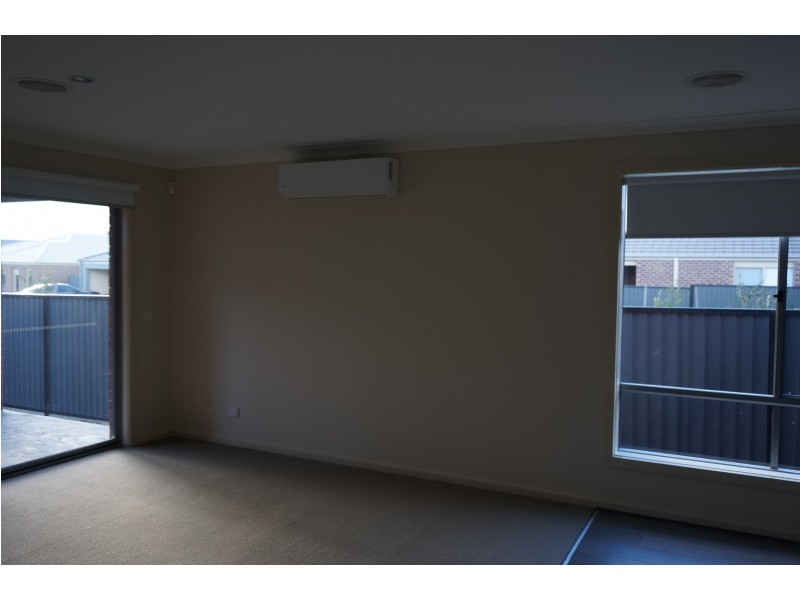 25 Barossa Drive, Clyde North VIC 3978