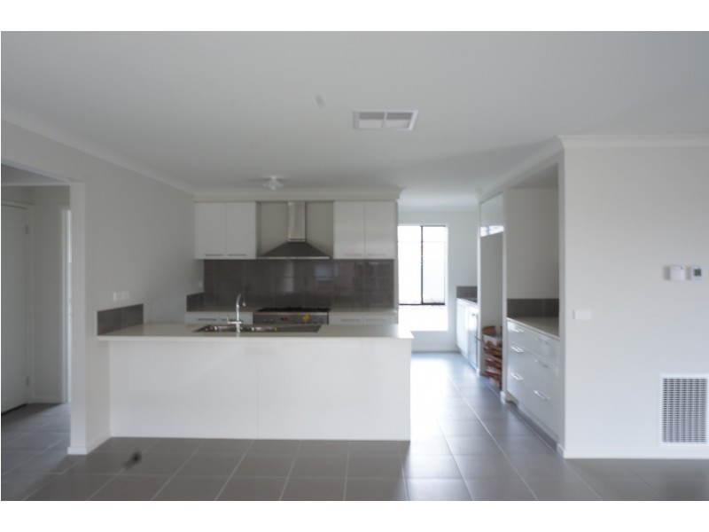 12 Lanthorn Crescent, Cranbourne East VIC 3977