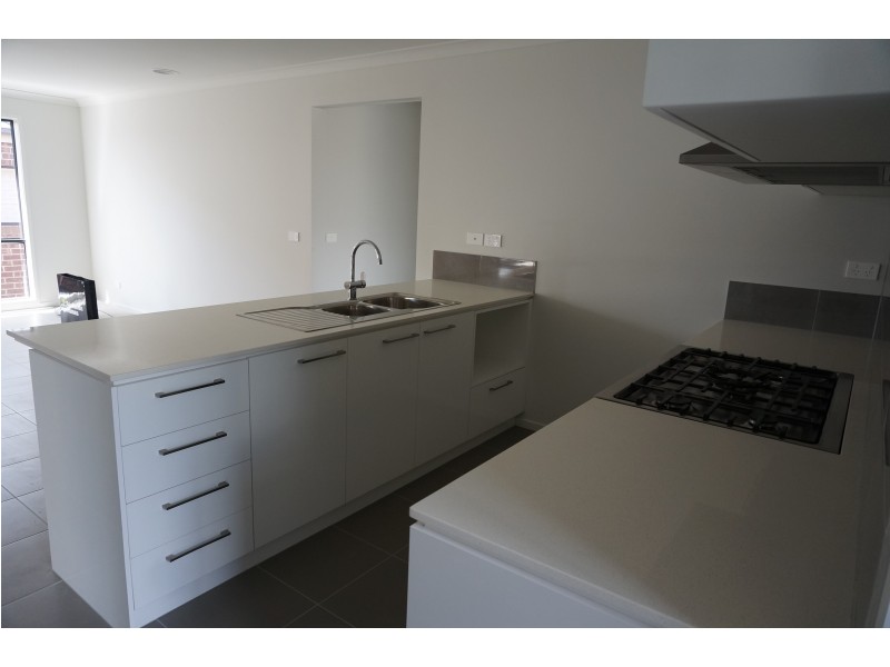 12 Lanthorn Crescent, Cranbourne East VIC 3977