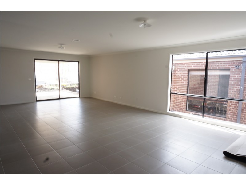 12 Lanthorn Crescent, Cranbourne East VIC 3977