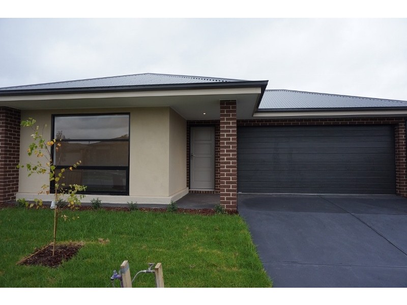 9 Brocker Street, Clyde North VIC 3978