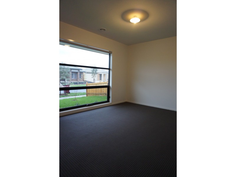 9 Brocker Street, Clyde North VIC 3978