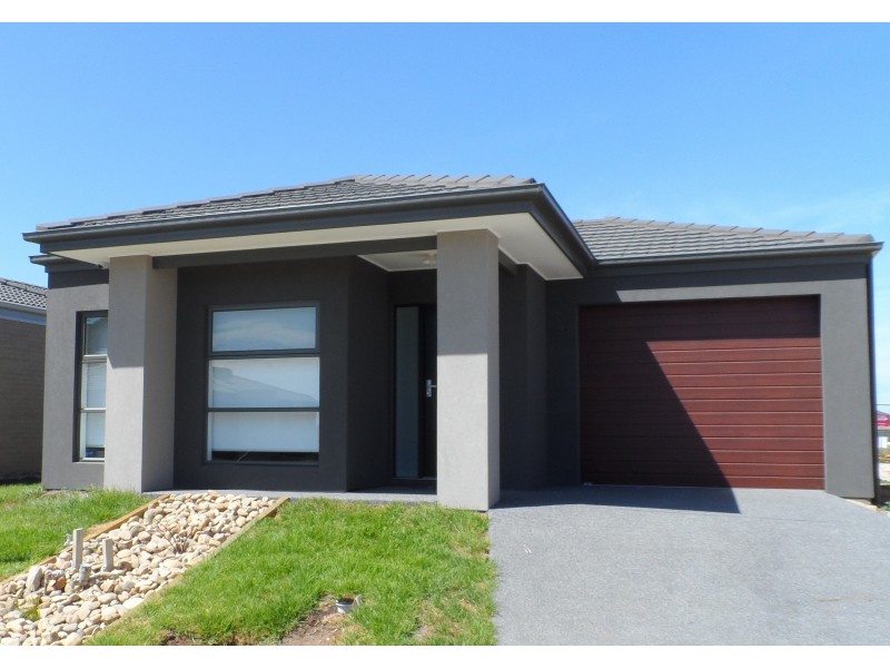 34 Fleuve Rise, Clyde North VIC 3978