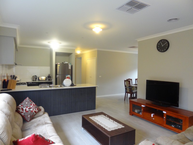 34 Fleuve Rise, Clyde North VIC 3978