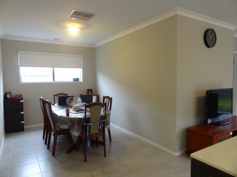 34 Fleuve Rise, Clyde North VIC 3978