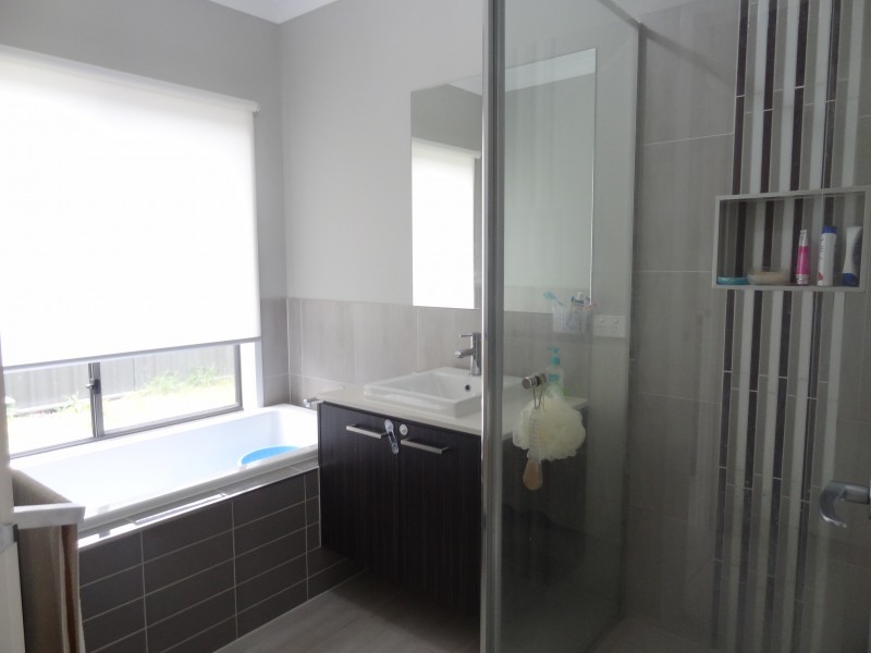 34 Fleuve Rise, Clyde North VIC 3978