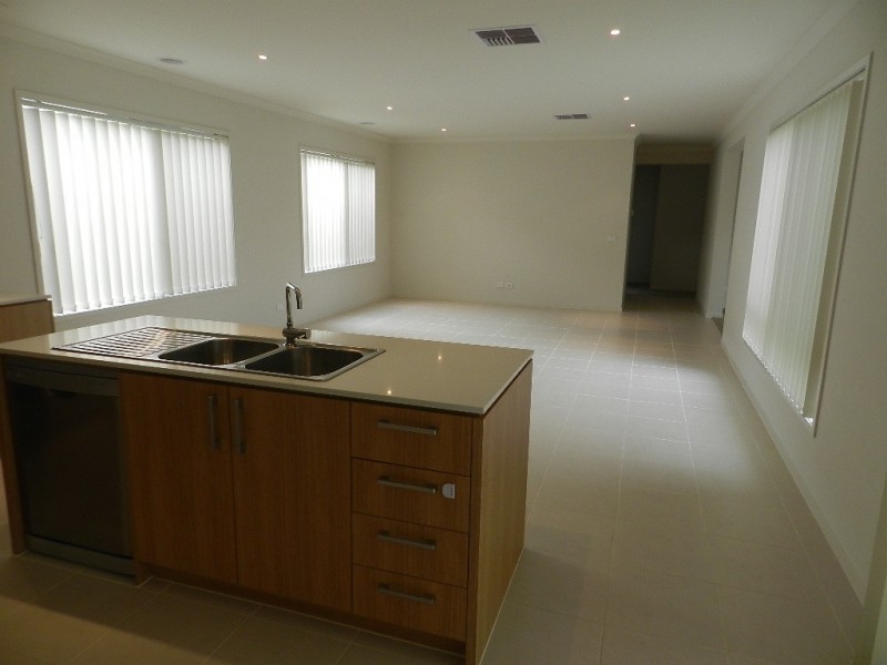 99 Selandra Boulevard, Clyde North VIC 3978