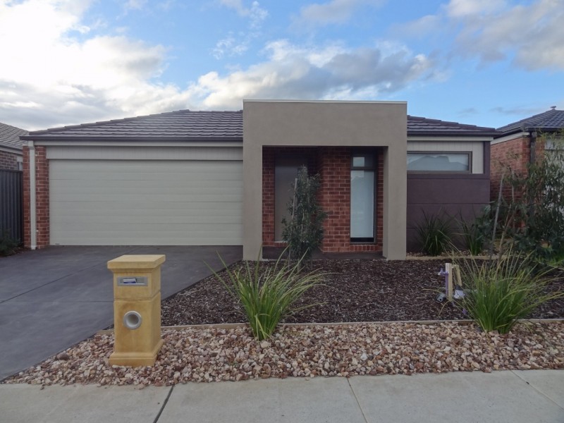 23 Fleuve rise, Clyde North VIC 3978