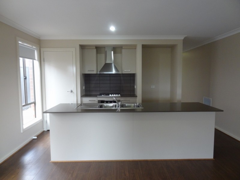 23 Fleuve rise, Clyde North VIC 3978