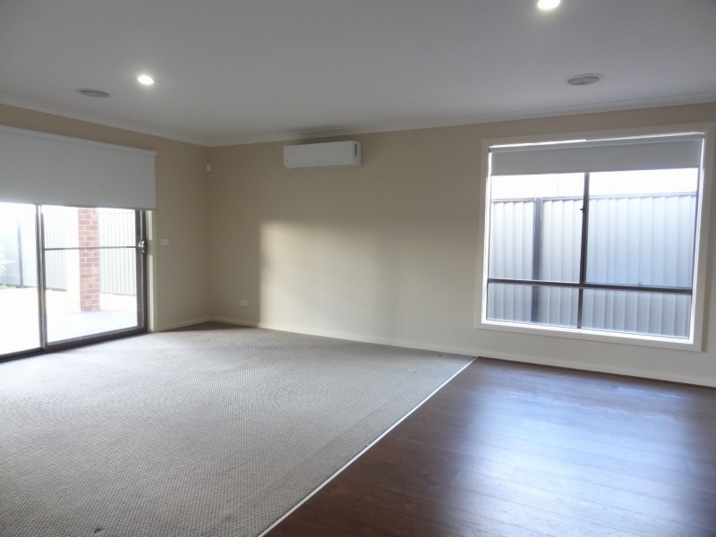 23 Fleuve rise, Clyde North VIC 3978