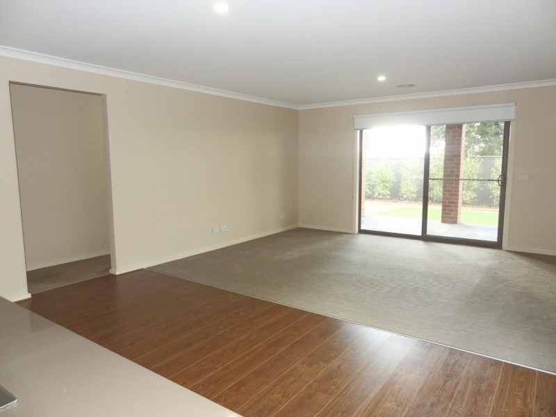 23 Fleuve rise, Clyde North VIC 3978